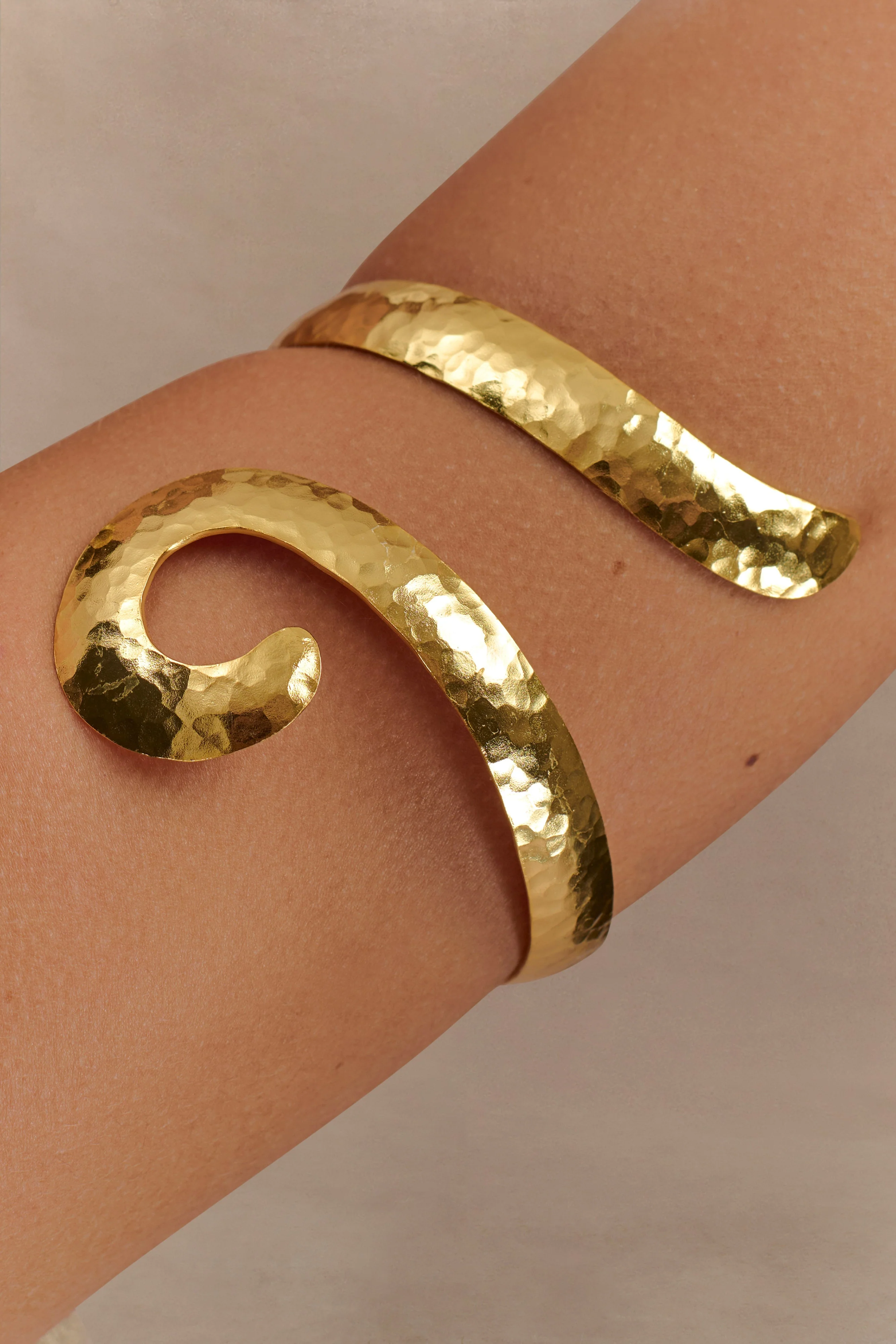 Hyacinth Textured Swirl Arm Band - Gold - Image 3